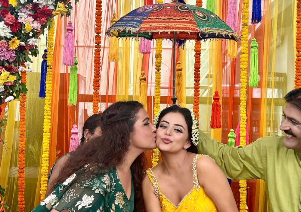 नीताको मेहन्दी कार्यक्रम- रेखाले चुम्बन गरिन्, प्रकाशले छाता ‌ओढाए
